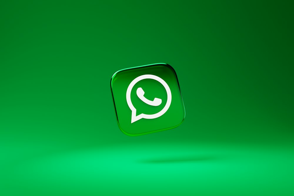 Ícone verde de telefone dentro de um balão de mensagem, representando o WhatsApp