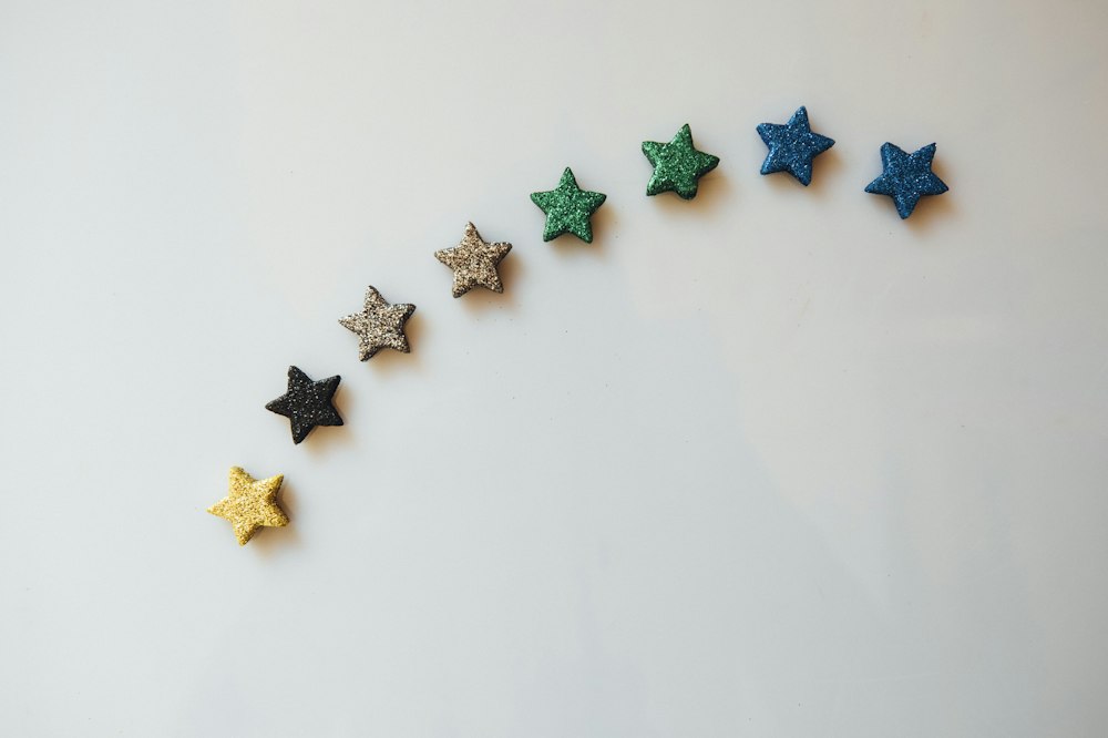 Fileira de estrelas de avaliação sobre uma superfície branca