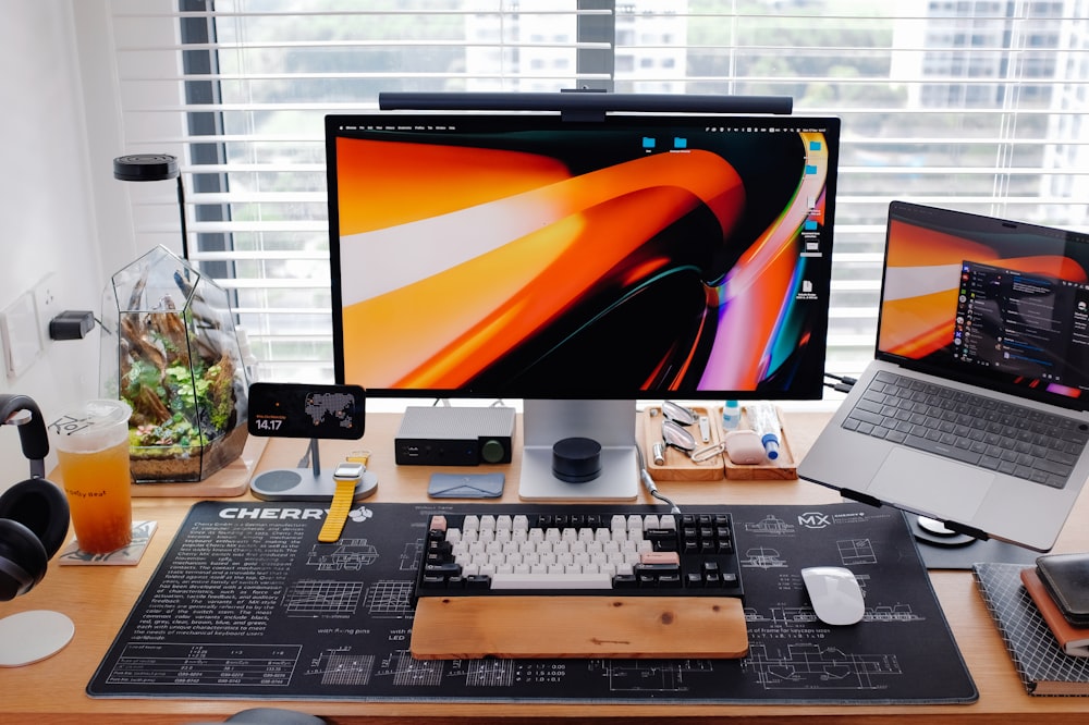 Mesa de trabalho com múltiplos monitores mostrando diferentes painéis e telas ao mesmo tempo